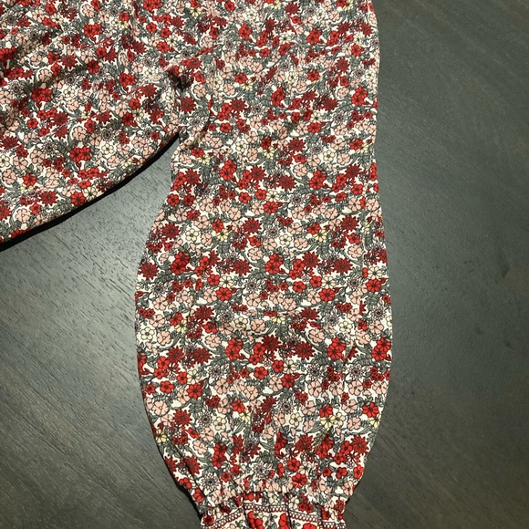 Size Large beautiful lightweight blouse of red floral pattern and long sleeves - Picture 2 of 8